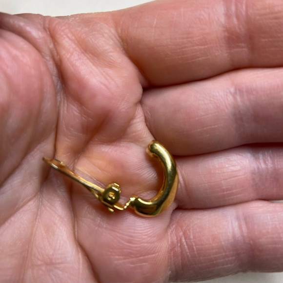 🌹2 Sets of Clip On Earrings🌹 - Picture 3 of 5